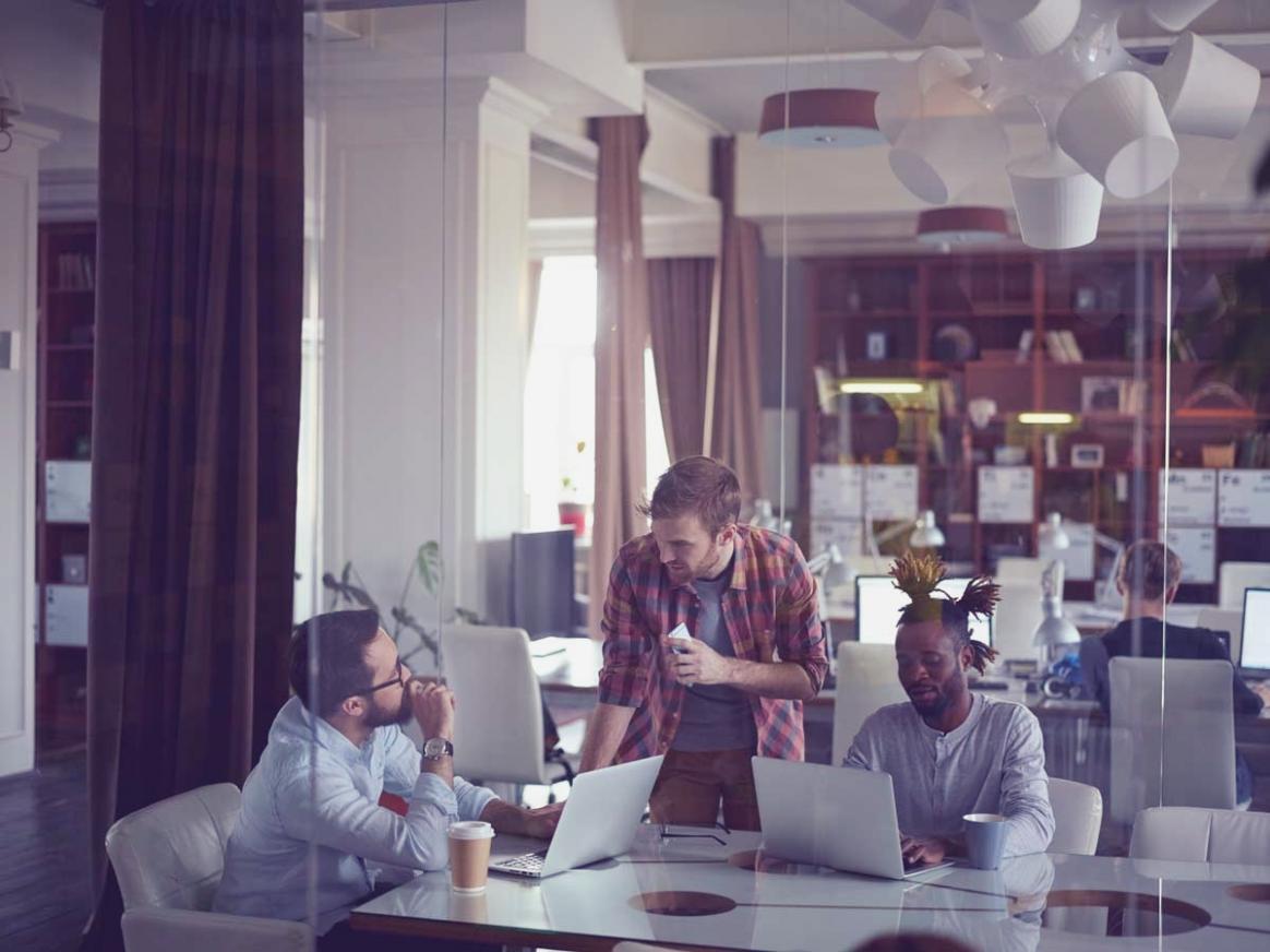 Gruppe von Seminarteilnehmern im gemeinsamen Austausch