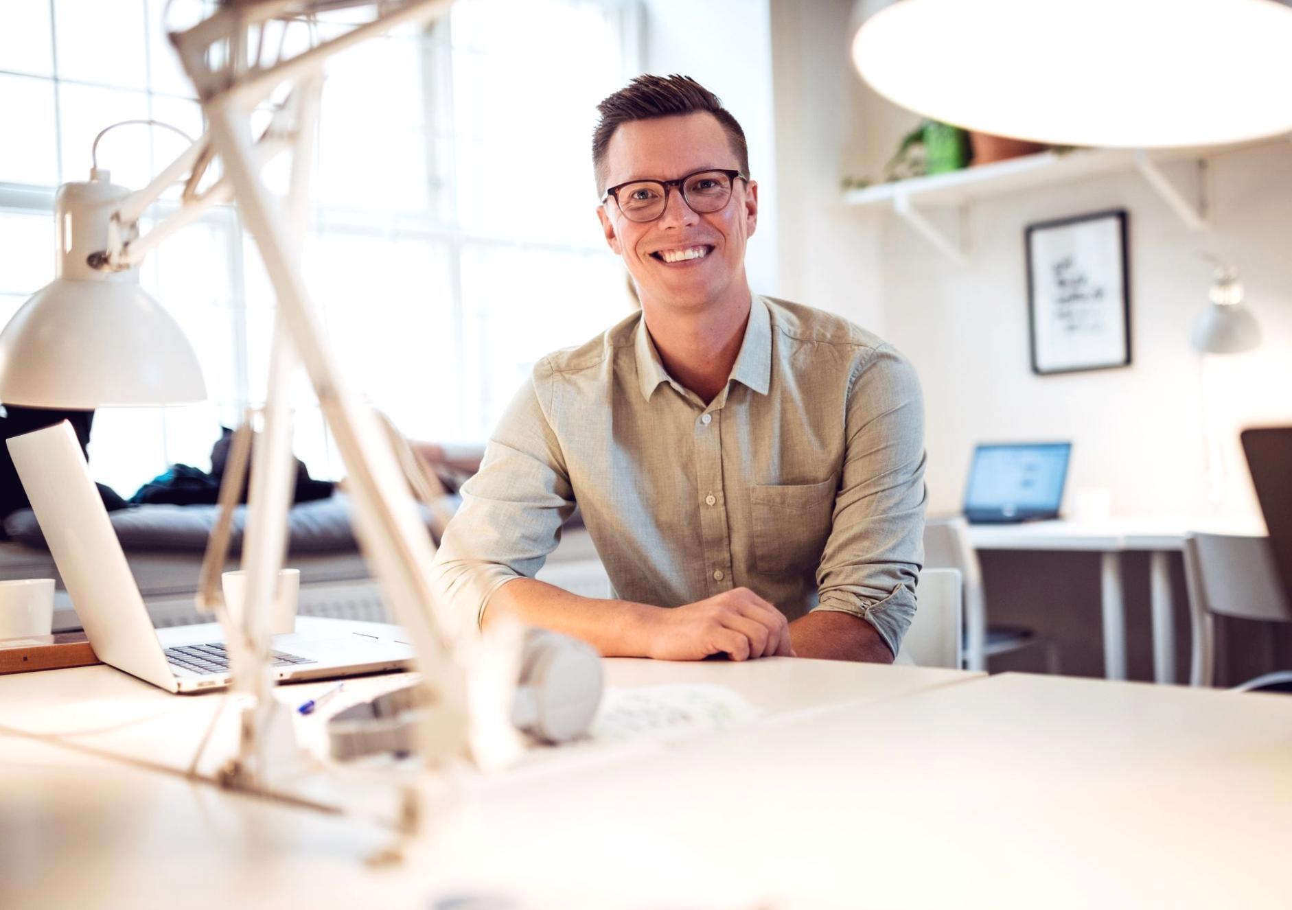 Teilnehmer in einem intensiven Seminar-Gespräch